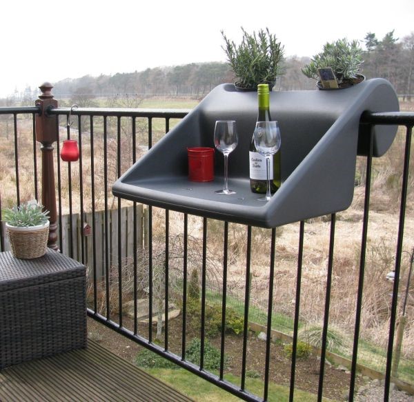 این میز مناسب برای بالکن های کوچک است و می تواند بر روی نرده نصب شود